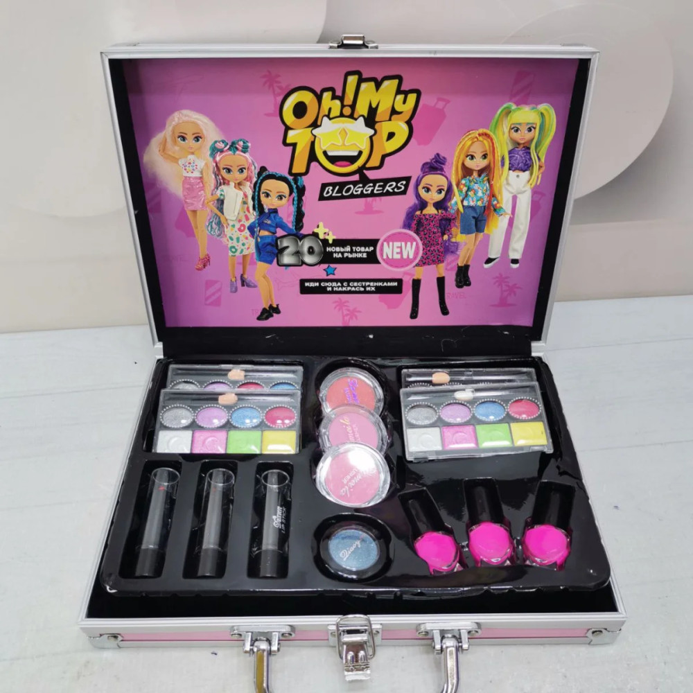 Набор косметики в металлическом кейсе с зеркальцем, 20 элементов.