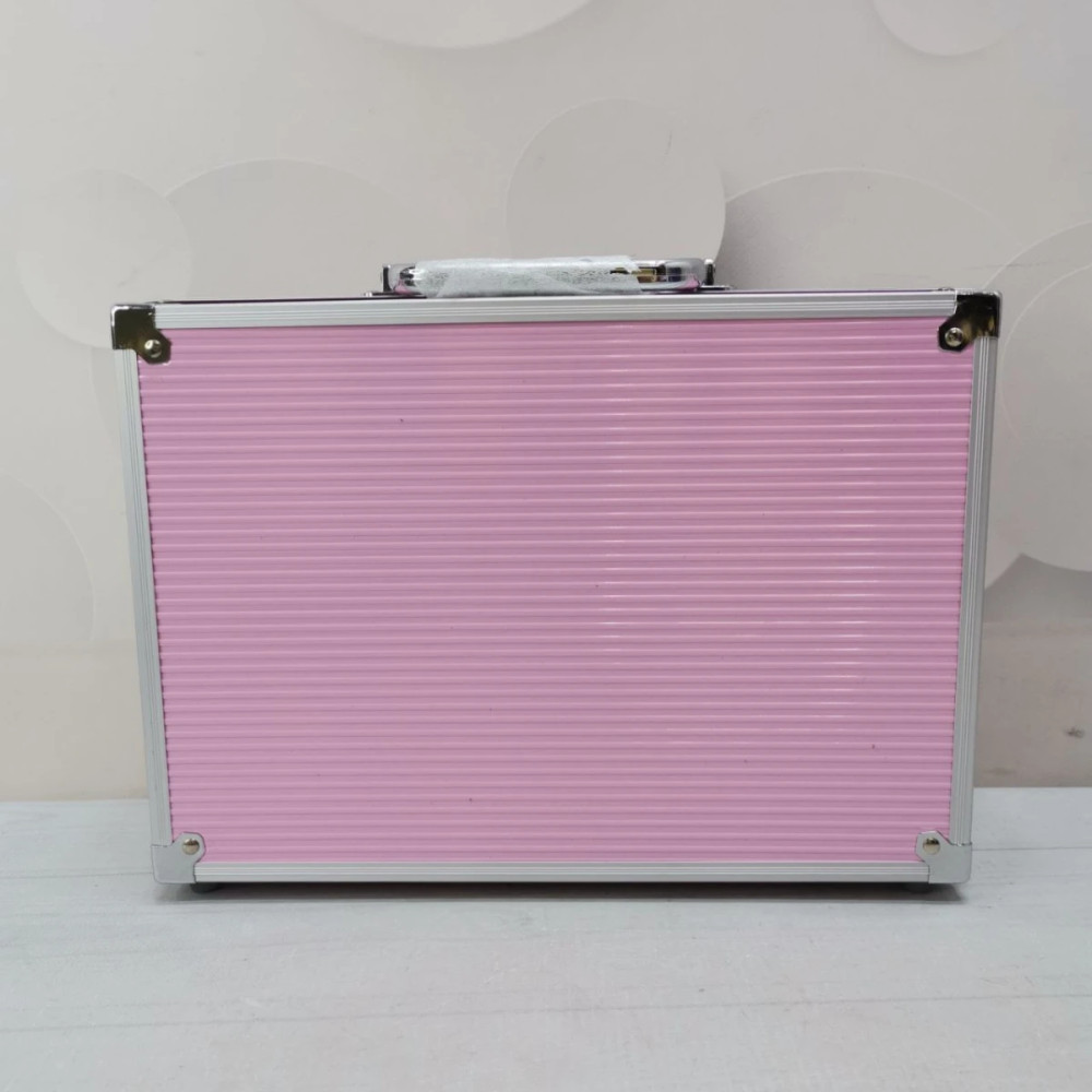 Набор косметики в металлическом кейсе с зеркальцем, 20 элементов.