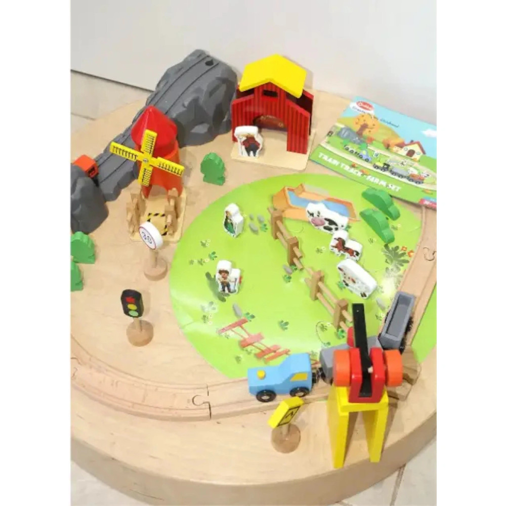 Большой гоночный трек для машинок на пульте управления.