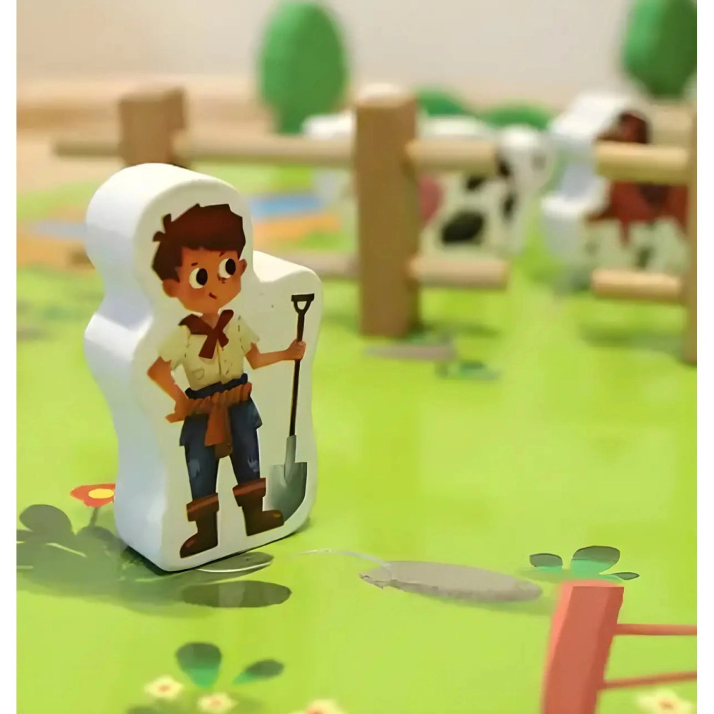 Большой гоночный трек для машинок на пульте управления.